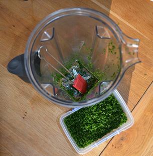 Peterselie fijnsnijden met de vitamix