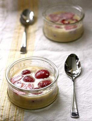 Aardbeien en witte chocoladepudding