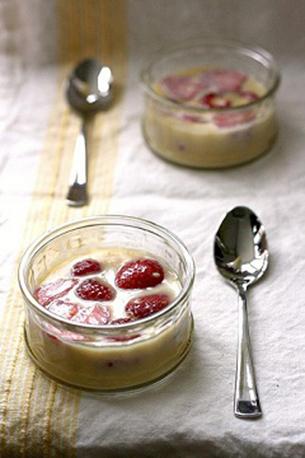 Witte chocoladepudding met aardbeien en frambozen