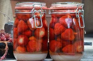 Aardbeien inmaken in alcohol