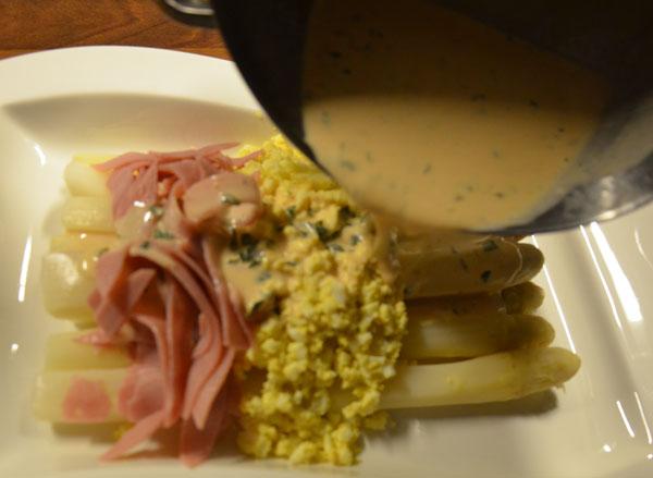Asperges met een aspergesausje