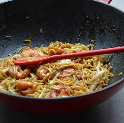 Gebakken noedels met scampi