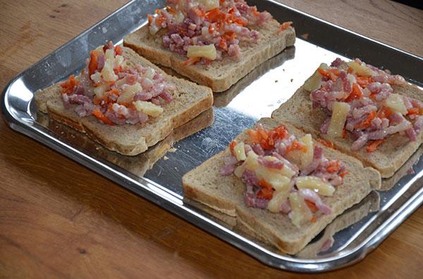 Gedroogde toast met gedroogde ananas en gedroogde tomaat