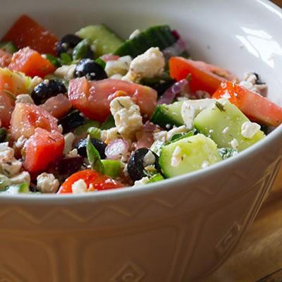 Griekse salade maken
