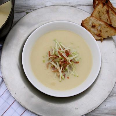 Knolseldersoep met parmaham prei en appel