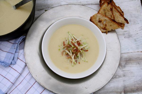 Knolseldersoep met parmaham, prei en appel