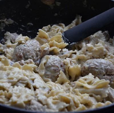 Pasta met gehaktballen en champignonroomsaus
