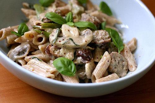 Pasta met mosterdsaus, champignons en worstjes