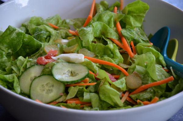 Salade met een dressing