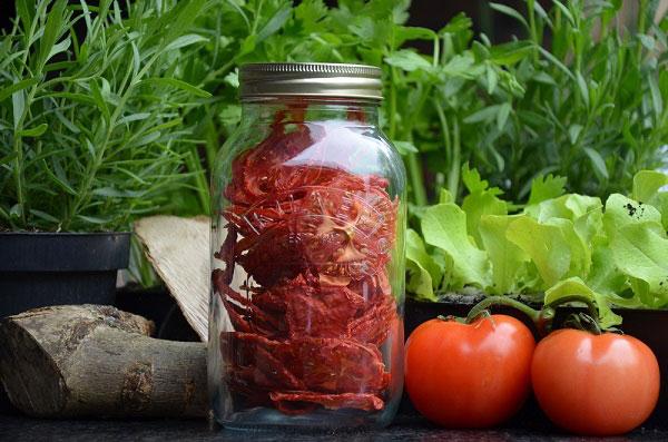 Tomaten met kruiden drogen