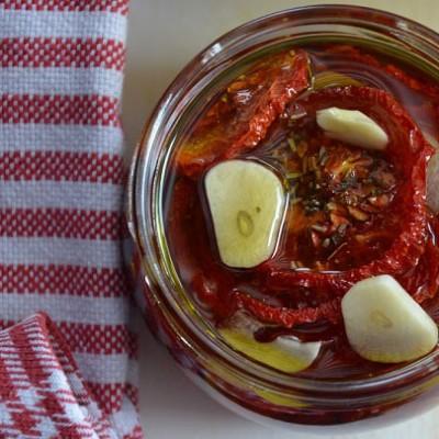 Zongedroogde tomaten met de voedseldroger