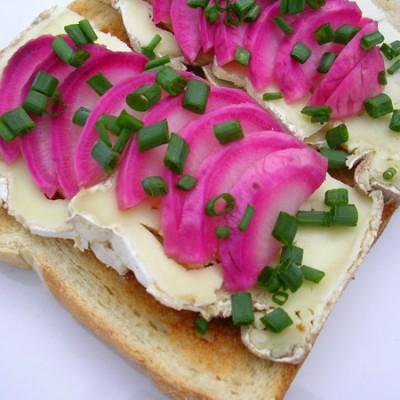Brie met ingemaakte radijsjes