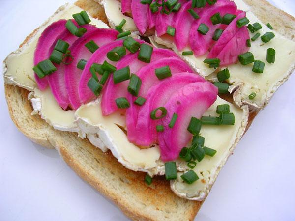 Brie met ingemaakte radijsjes