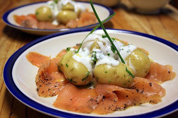 Gerookte zalm met gekookte krielaardappelen