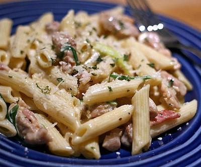 Penne met spekjes knoflooksaus