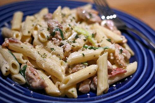 Penne met spekjes en knoflooksaus