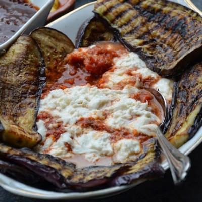 Aubergine met tomatensaus en mozzarella