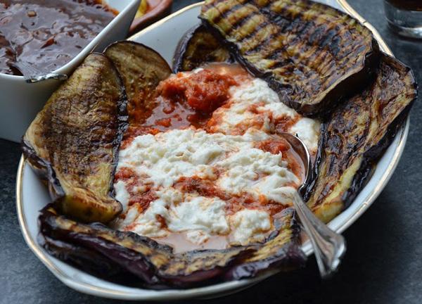 Aubergine met tomatensaus en mozzarella