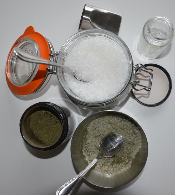 Selderijzout maken met gedroogd blad van selderij