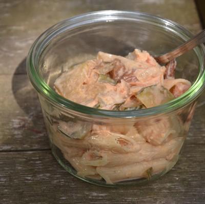 Koude pasta maken met chutney
