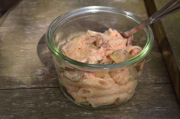 Koude pasta met courgette-tomatenchutney