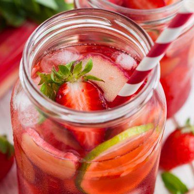 Aardbeien limoen en rabarberlimonade