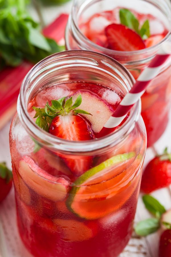 Aardbeien, limoen en rabarberlimonade