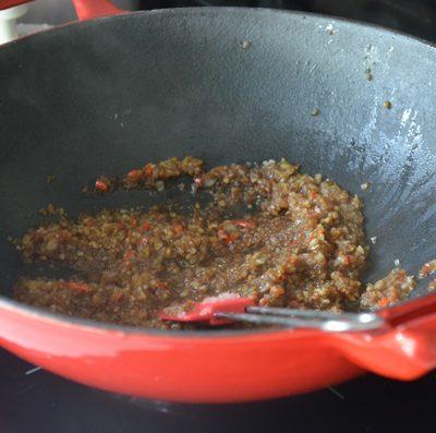 Boemboe maken voor nasi