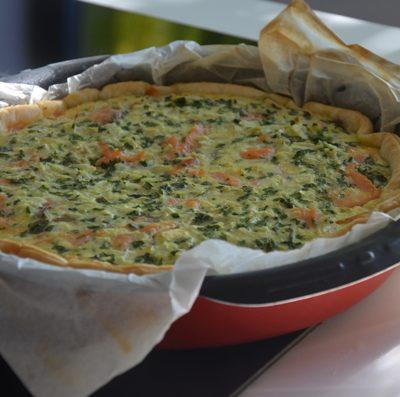 Quiche van gerookte zalm, courgette, ui en tomaat