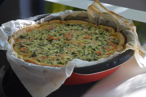 Quiche van gerookte zalm, courgette, ui en tomaten