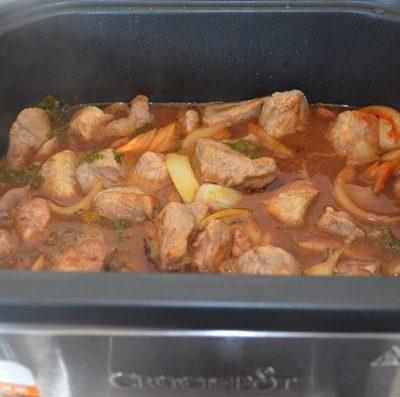 Varkensstoofvlees in rode wijn slow cooker recept