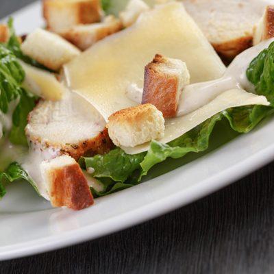 Dressing voor caesarsalade maken