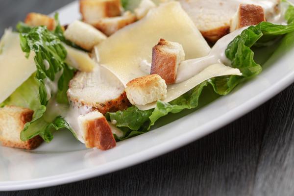 Dressing voor Caesarsalade maken