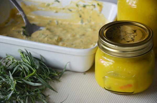 Sausje van piccalilly, mayonaise, curry ketchup en verse dragon