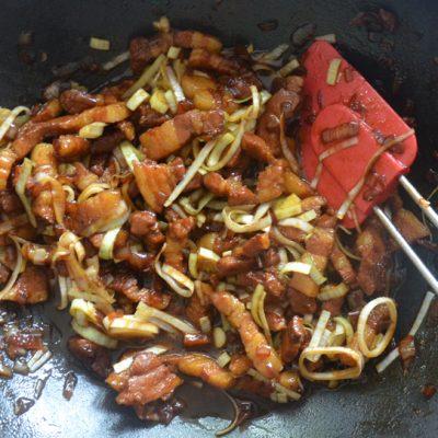 Reepjes spek in ketjapsaus