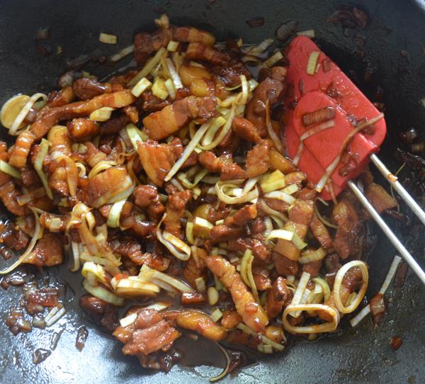 Reepjes spek in ketjapsaus