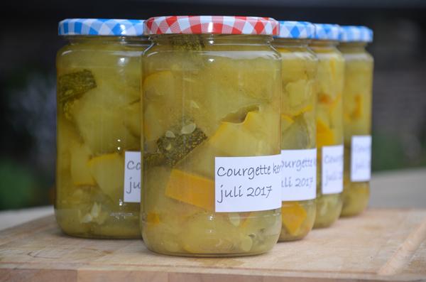 Courgette inmaken met kerriepoeder en mosterdzaad