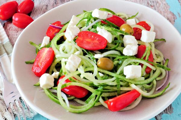 Griekse salade met groente spaghetti