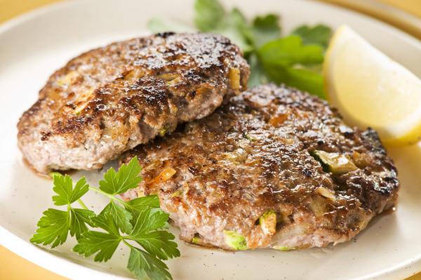 Hoe voorkom je dat hamburgers aan de pan blijven plakken?