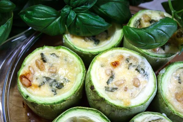 Gevulde courgette met salsa