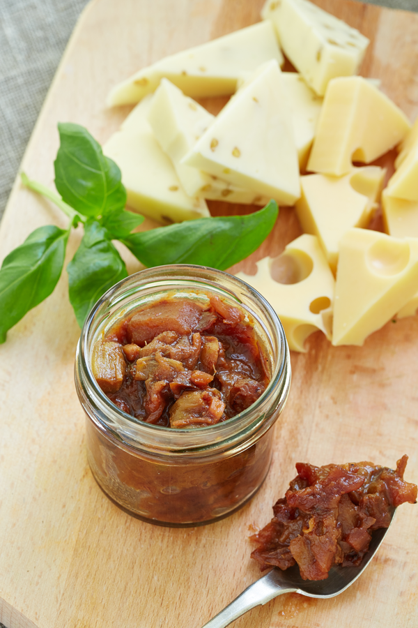 Rabarber chutney met rozijnen en abrikozen